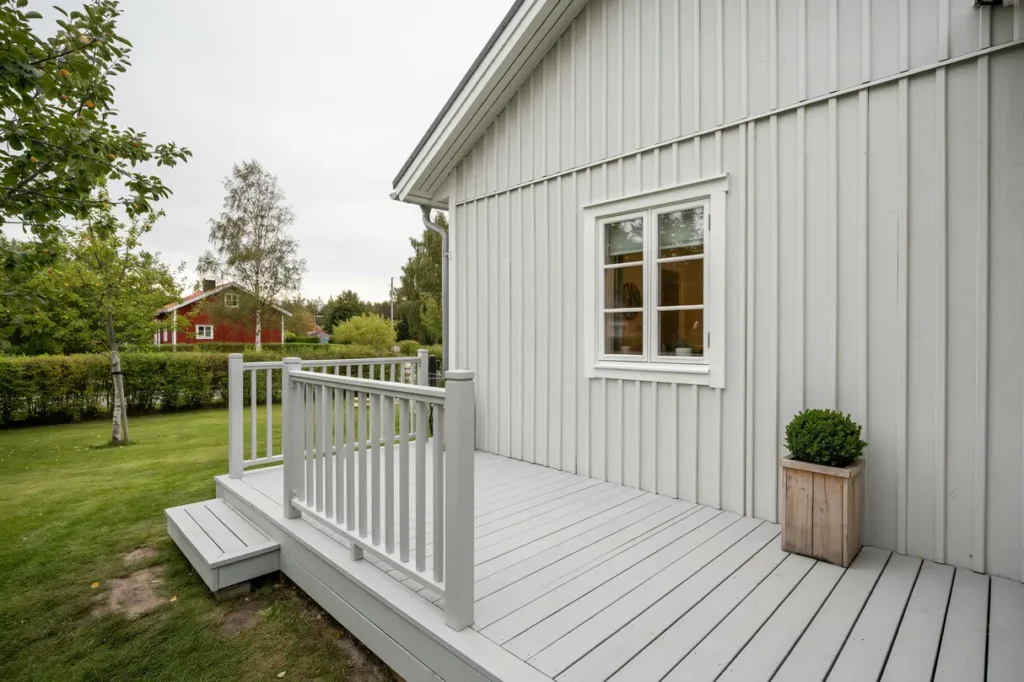 uppf rande av altan med r cke och trappa i kinna marks kommun